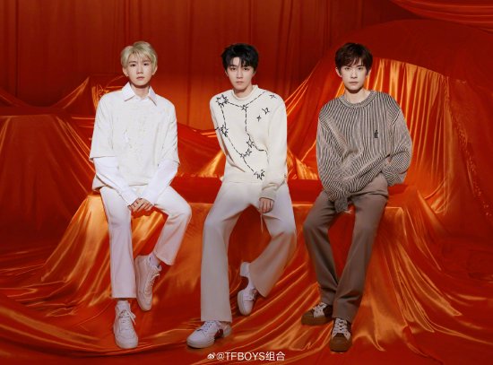 双向奔赴的爱！TFBOYS彩排后走出场馆看粉丝