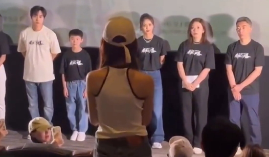 秦牛正威被安排与都美竹同场观影 当场表达不满