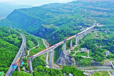 国内在建跨度最大T构高铁桥梁合龙